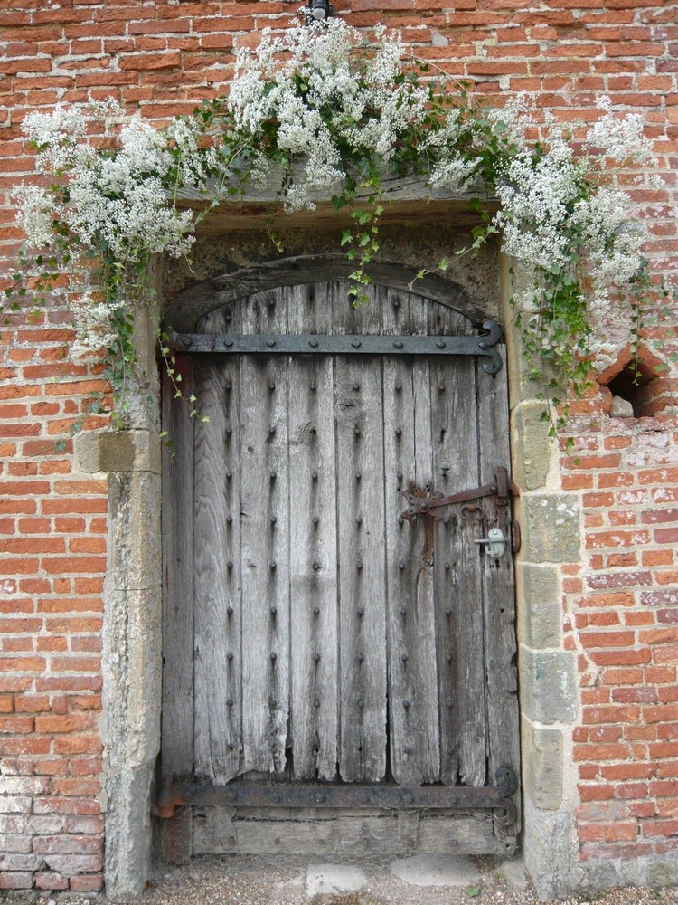 porte d'entrée sur mesure style cottage design bois effet vieilli façade maison ancienne briques couronne porte fleurs