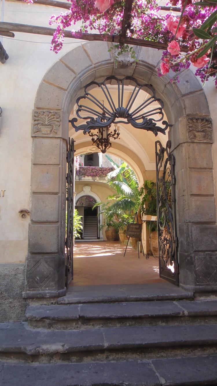 porte d'entrée sur mesure style provence chic façade pierres escalier insolite