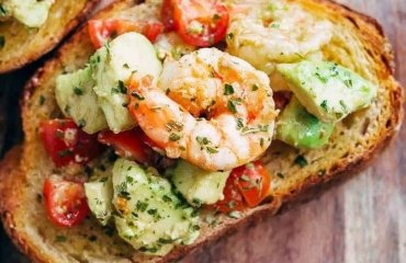 recette bruschetta facile formule futée crevettes avocat tomates ail sur tartine gourmande