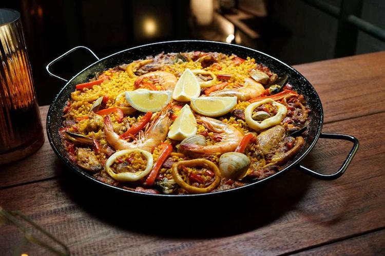 recette paella espagnole traditionnelle fruits mer crevettes clovisses encornets