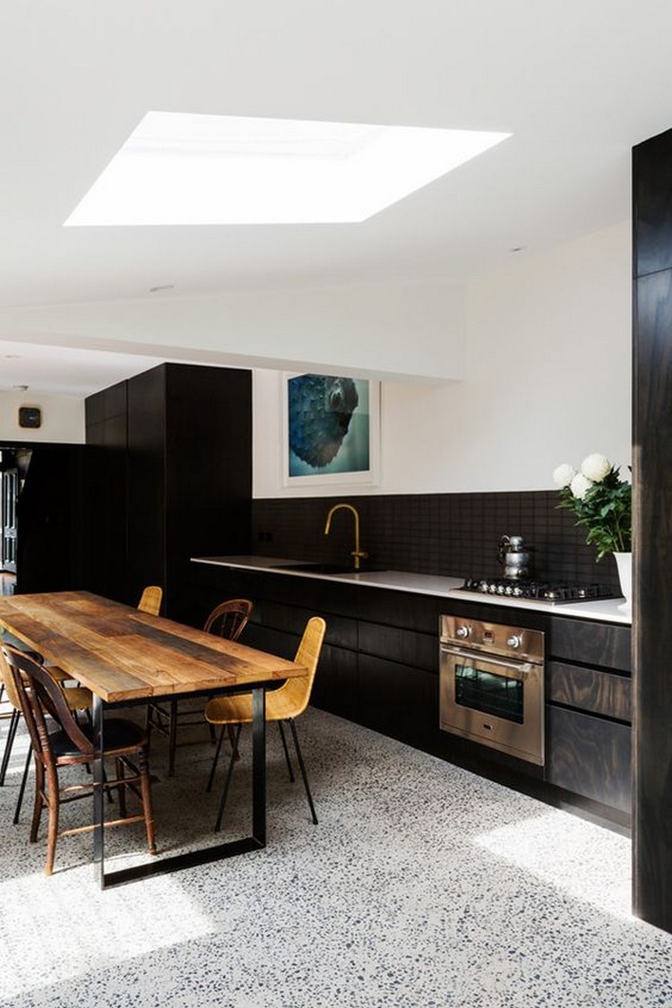 revêtement de sol intérieur cuisine bois foncé carrelage moderne appartement design