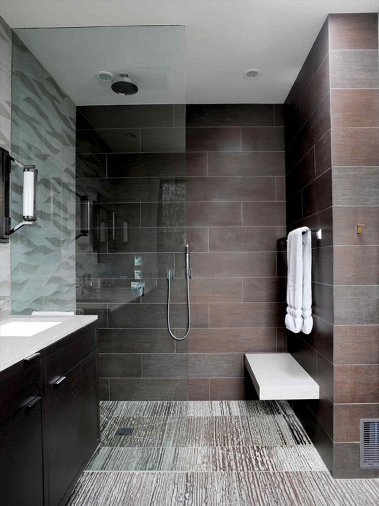 salle de bain avec douche italienne demi-ouverte verre transparent design masculin moderne