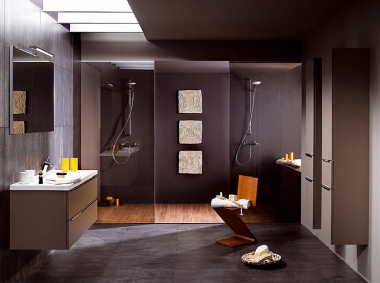 salle de bain avec douche italienne double éclairage moderne design béton chaise bois design