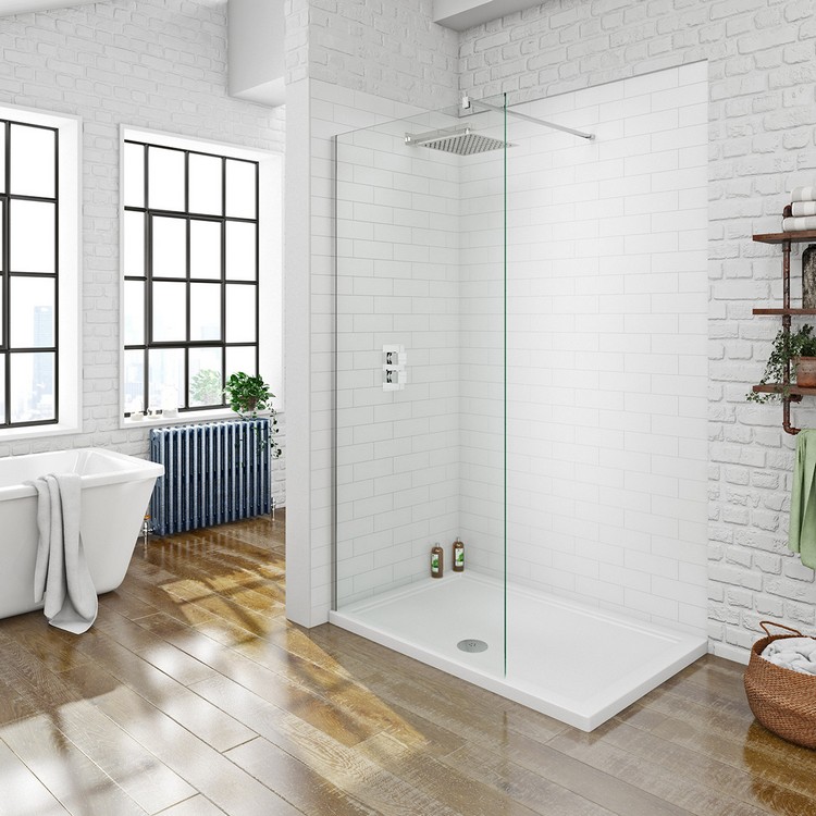 salle de bain avec douche italienne en verre transparent design demi-ouvert sol bois baignoire moderne