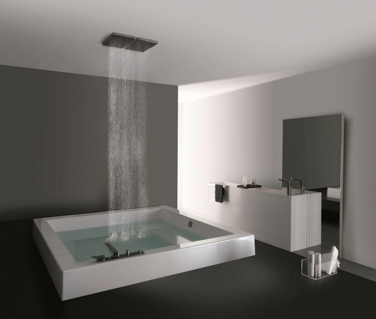 salle de bain avec douche italienne luxieuse baignoire intégrée moderne design raffiné blanc style minimaliste