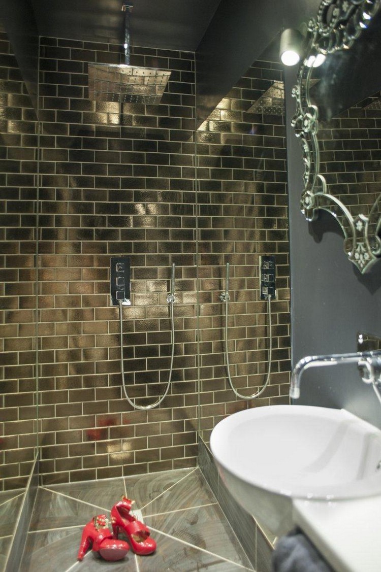 salle de bain avec douche italienne ouverte design luxueux miroirs