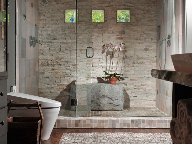 salle de bain avec douche italienne verre transparent look épuré revêtement mural salle eau pierre