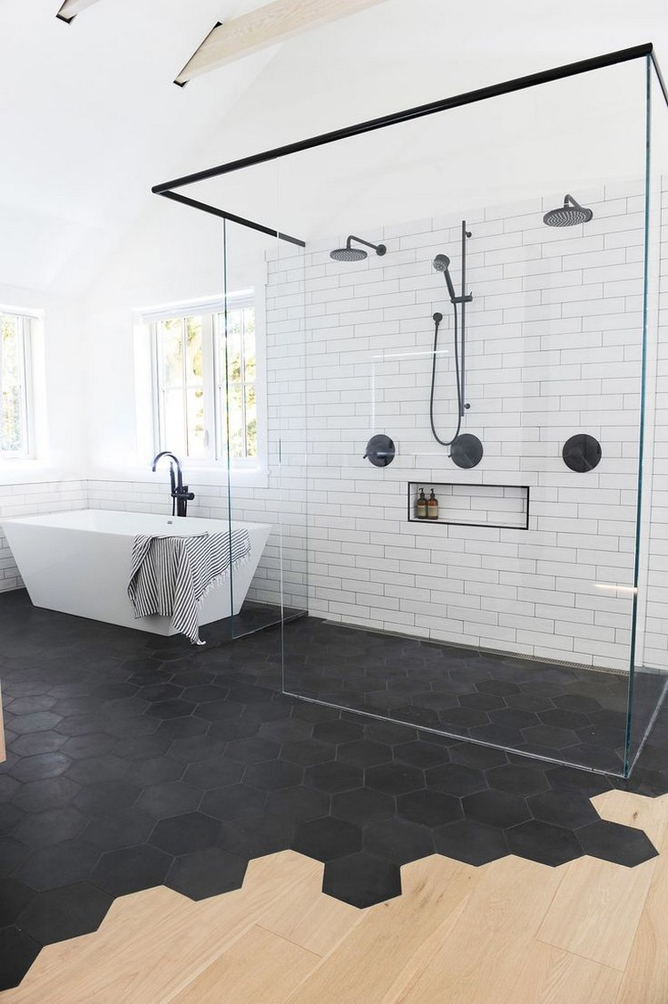 salle de bain avec douche italienne verre version contemporaine revêtement sol carrelage parquet