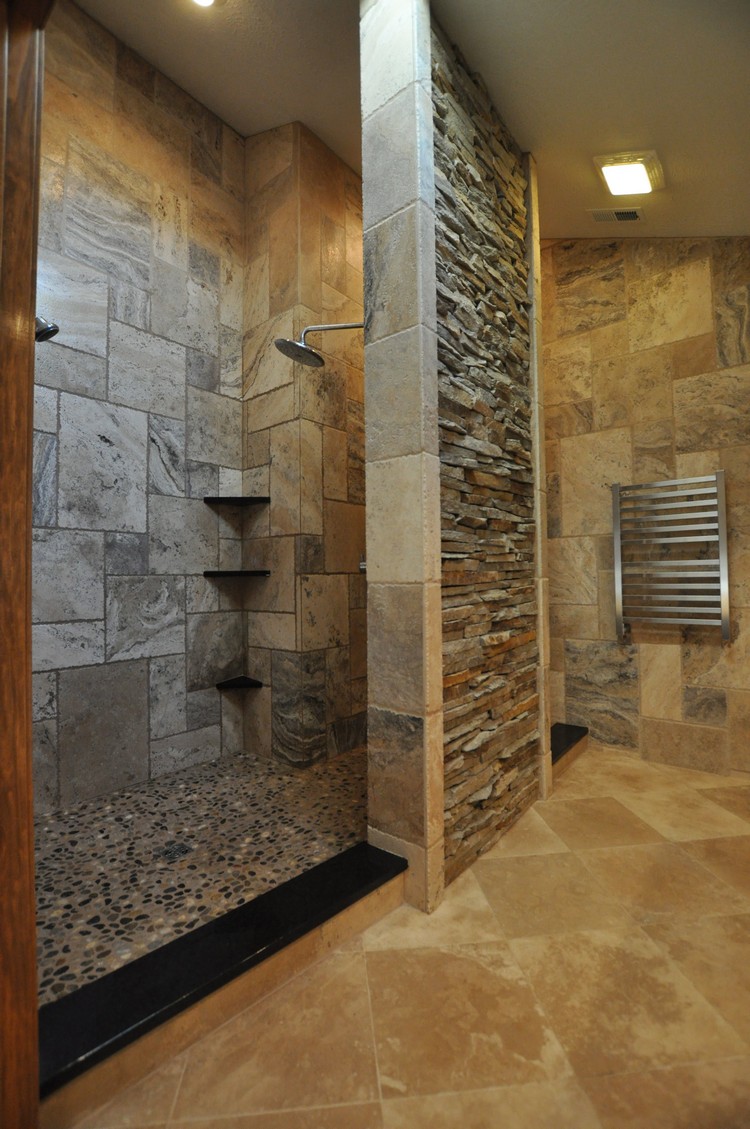 salle de bain avec douche italienne version classique revêtement mural salle eau pierres style thermes romains