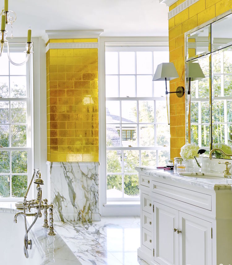 salle de bain de design exclusif marbre blanc et accents dorés