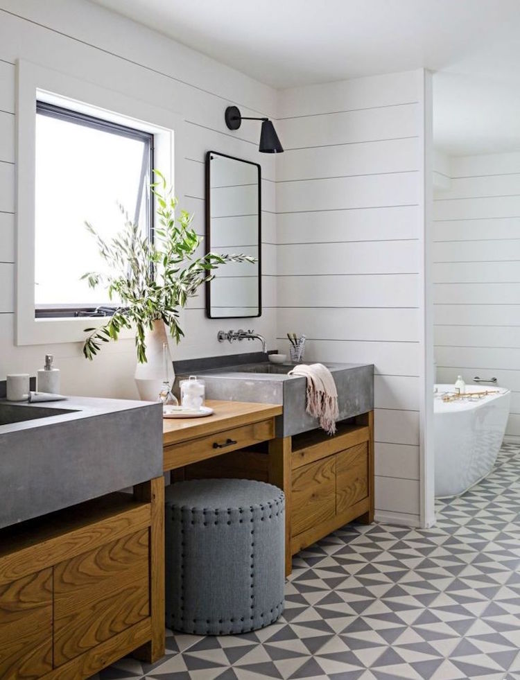 salle de bain lambris mural blanc horizontal carreaux de ciment sol