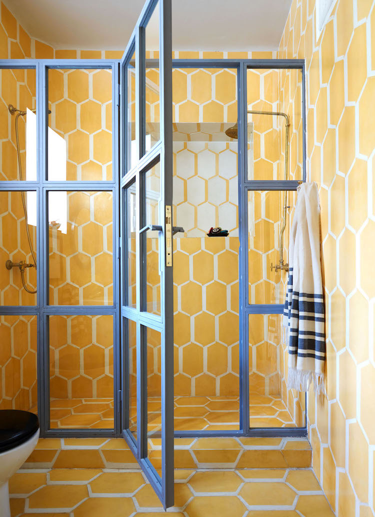 salle de bain originale verrière et murs à effet tomettes jaune ocre