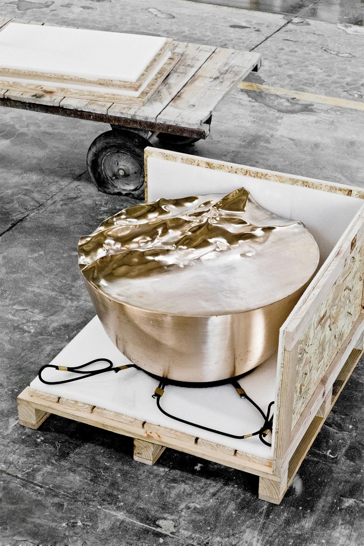 table basse en marbre bronze design épuré inspiré vagues océan collection meubles nommée souvenirs océan