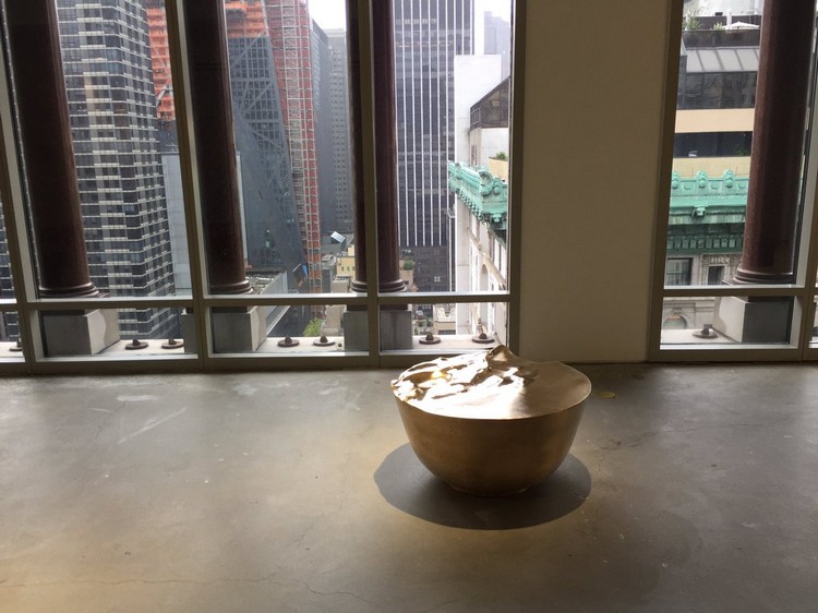 table basse en marbre couleur bronze design signé Mathieu Lehanneur consept nature inspiration vagues océan