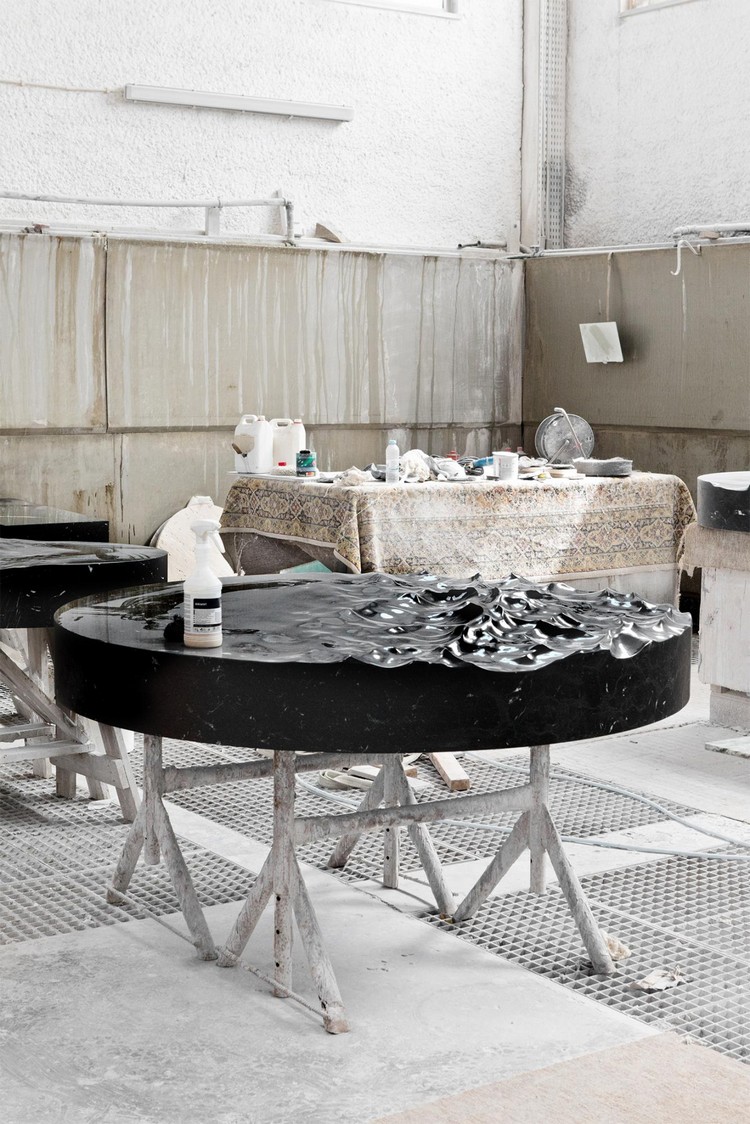 table basse en marbre liquide inspirée mouvement vagues océan table haute