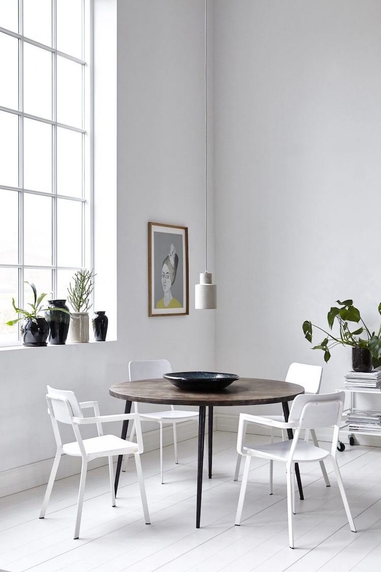 table de salle a manger ronde bois sombre chaises blanches