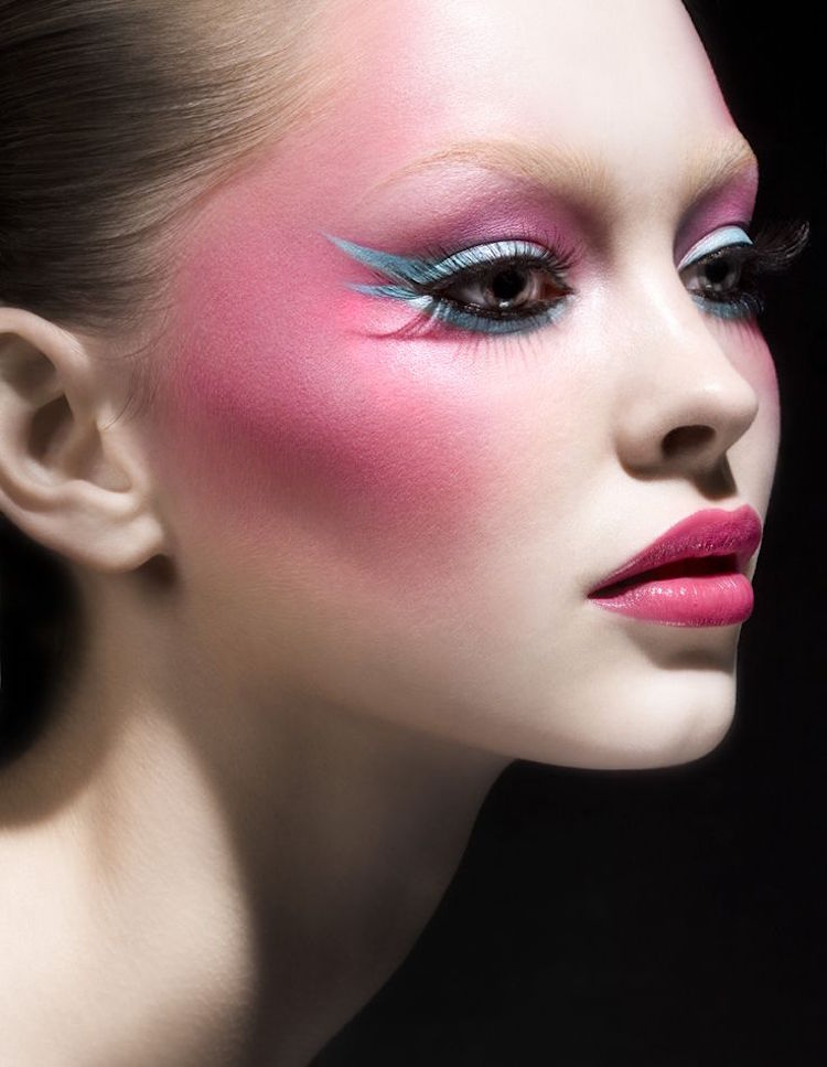 tendances maquillage 2018 blush rose joues eye liner bleu