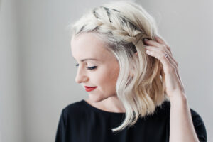 tresse cheveux courts tresse laterale coupe carre cheveux blond platine