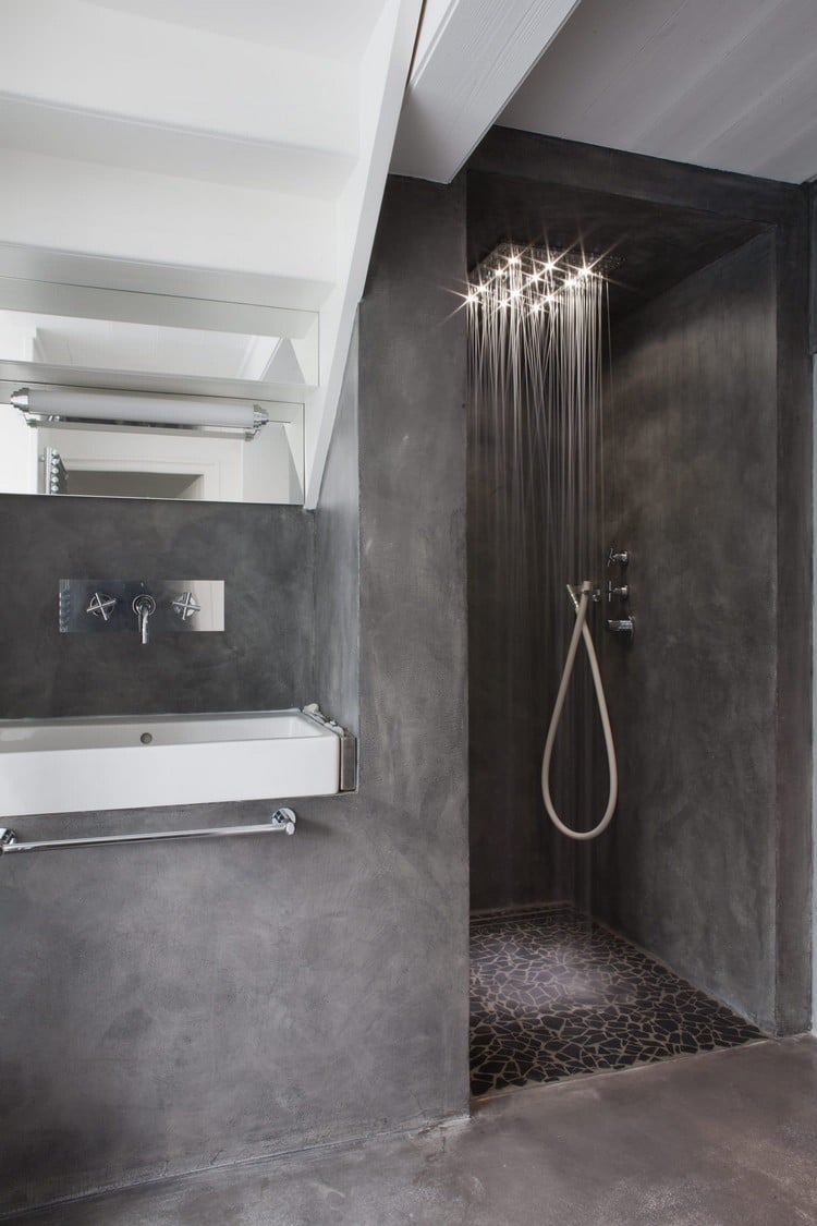 Béton ciré salle de bain astuces comment aménagement coin douche matériaux solides tendance