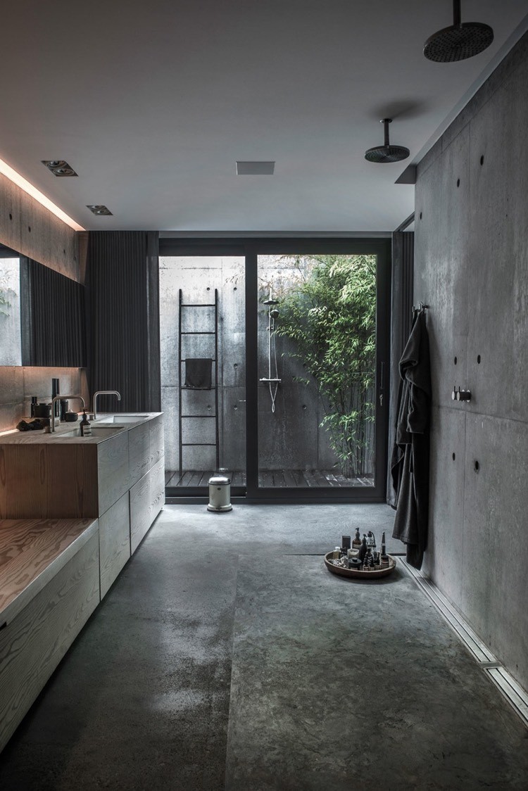Béton ciré salle de bain contemporaine trucs astuces aménagement salle eau style industriel