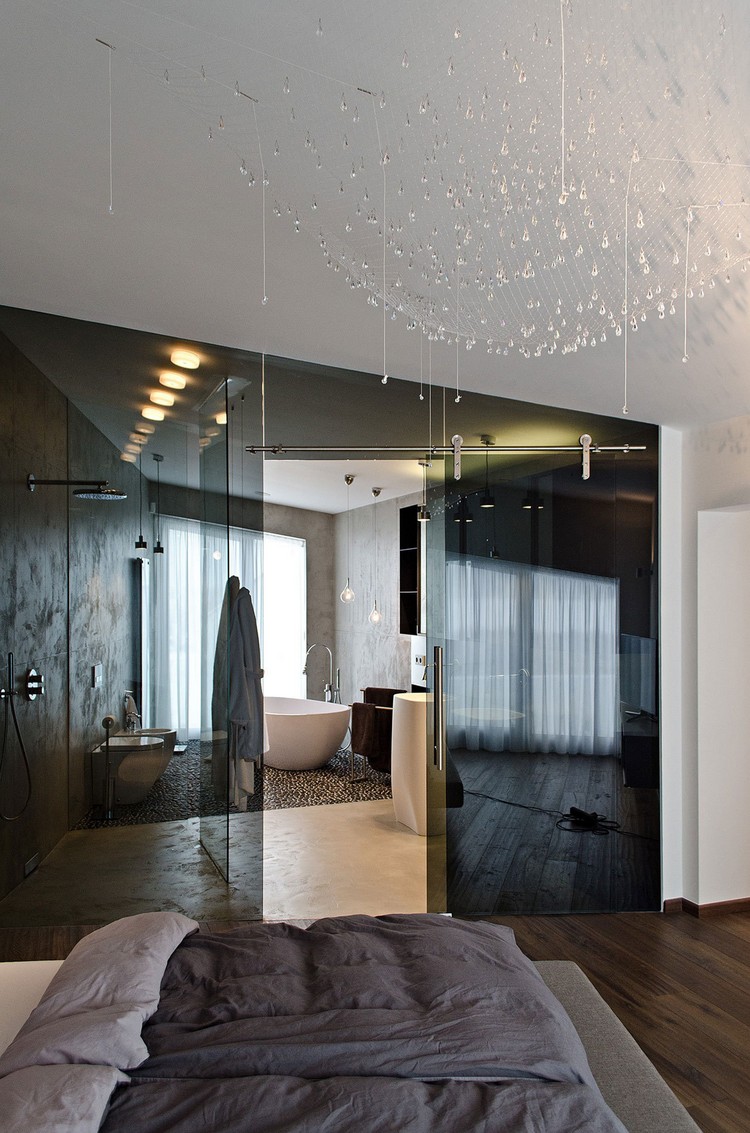 Béton ciré salle de bain ouverte chambre cloison en verre design imposant