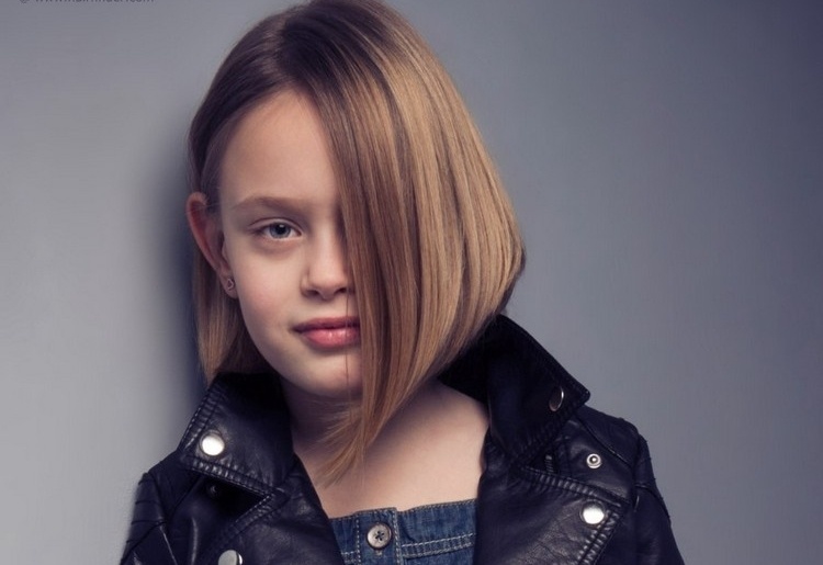 Coupe de cheveux petite fille carré Bob moderne lisse