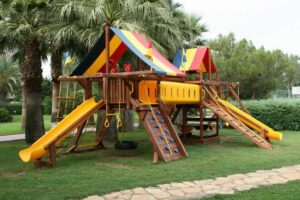 aire de jeux extérieur bois et couleurs vives