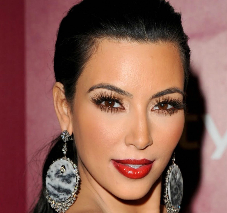 application rouge à lèvres Kim Kardashian