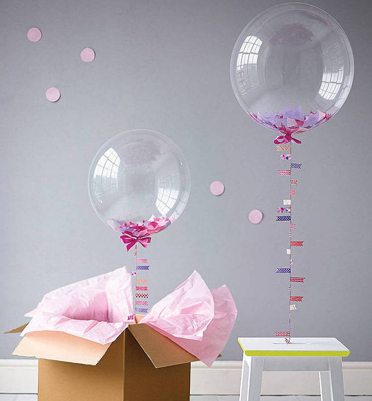 ballons transparents remplis de bouts de papier de soie
