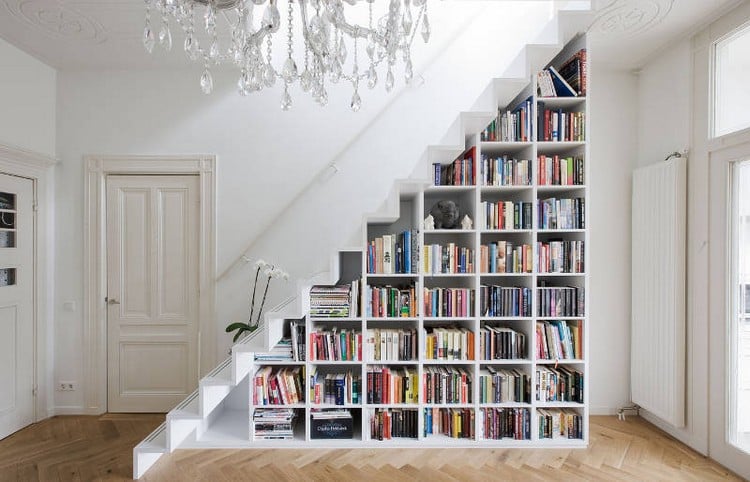 bibliothèque maison rangement sous escalier