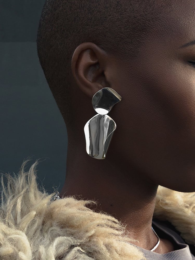 boucles d oreilles originales statement earrings à clou argentées peau noire