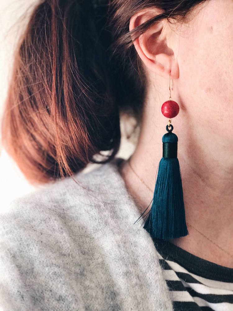 boucles d oreilles originales statement earrings à pompon et bille rouge