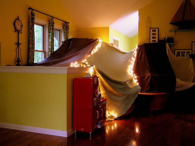 cabane couverture couverte de guirlandes lumineuses