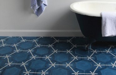 carrelage tendance 2018 - carreaux hexagonaux bleus à motifs copy
