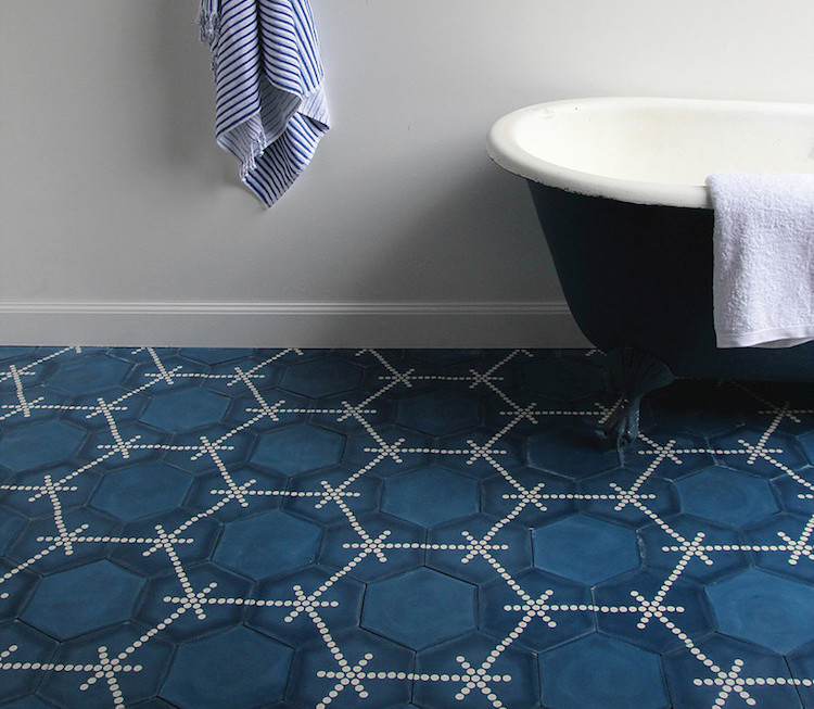 carrelage tendance 2018 - carreaux hexagonaux bleus à motifs copy