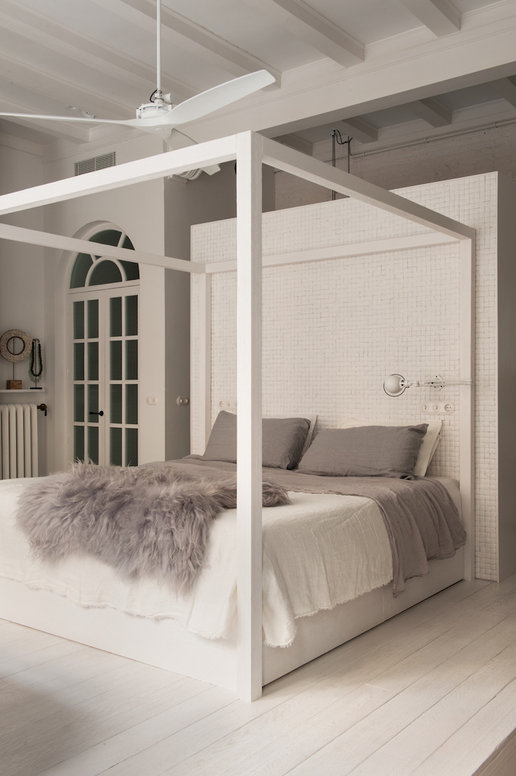 chambre blanche et grise lit colonnes plancher bois blanchi