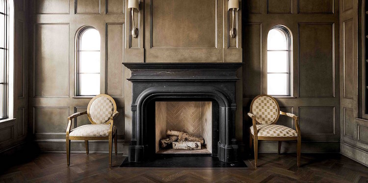 cheminée en marbre noir mat dans le salon classique sophistiqué