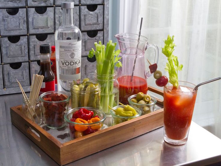cocktail Bloody Mary ingredients vodka jus tomates cornichons olives