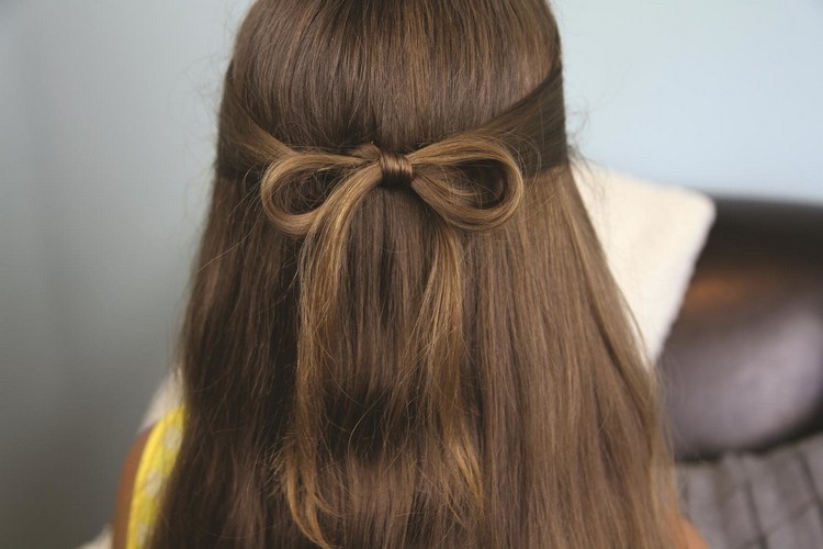 coiffure fillette mèches attachées de façon ruban
