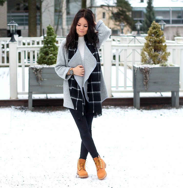comment porter chaussures Timberland femme en hiver avec manteau gris et écharpe longue
