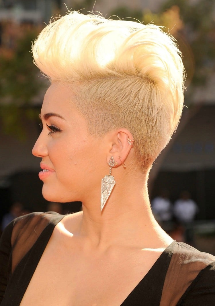 coupe mohawk femme Undercut cheveux blonds Miley Cyrus