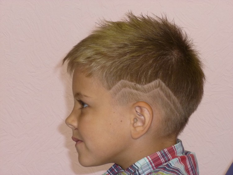 coupe petit garçon cheveux blonds motifs et dégradé
