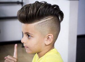 coupe petit garçon dégradé Pompadour raie