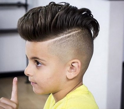 coupe petit garçon dégradé Pompadour raie