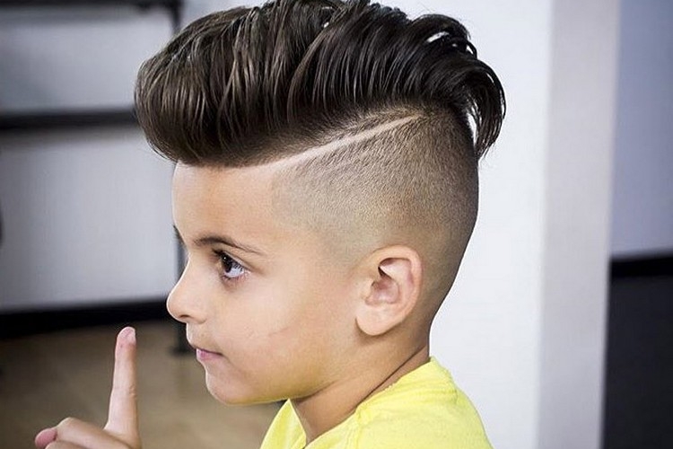 coupe petit garçon dégradé Pompadour raie