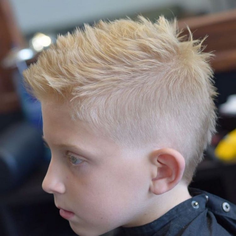 coupe petit garçon faux hawk cheveux blonds