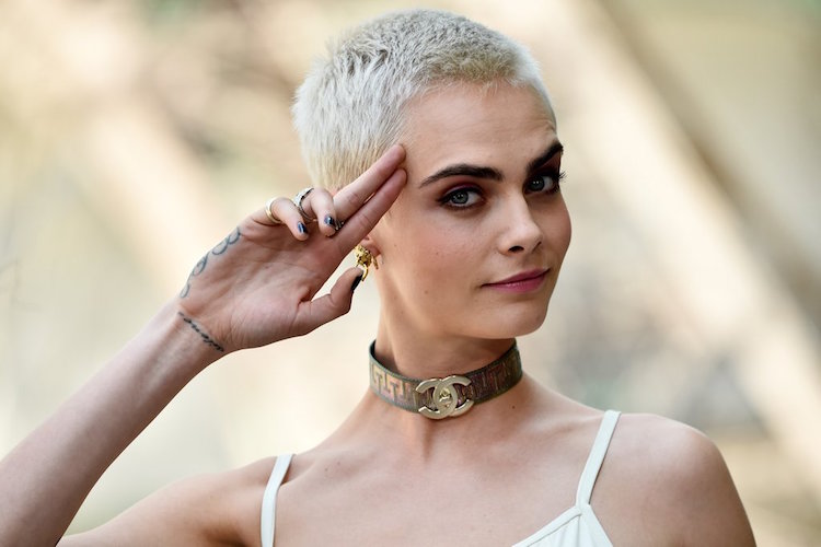 coupe rasee femme buzz cut blond Cara Delevingne