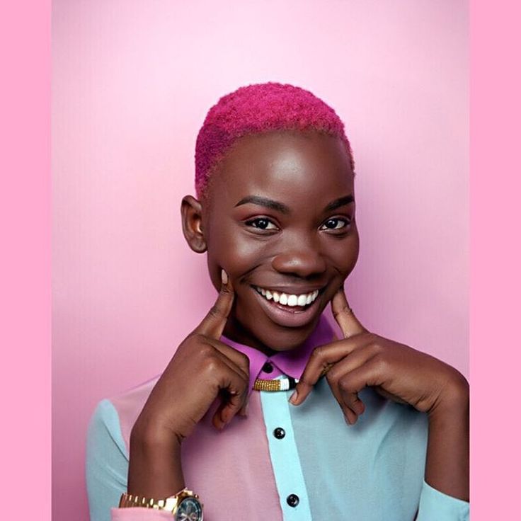 coupe rasee femme cheveux afro rose fluo