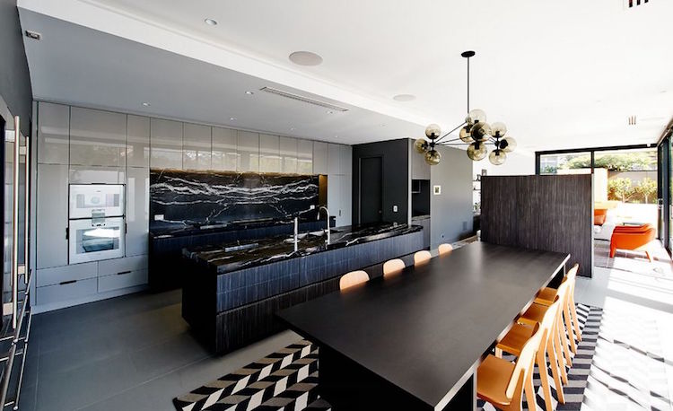 cuisine design ouverte avec crédence et plan travail en marbre noir