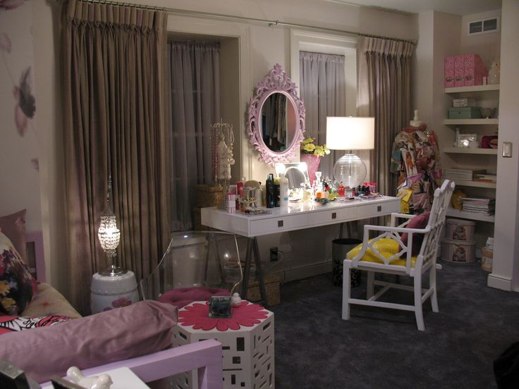 deco de chambre fille ado hanna marin meuble coiffeuse miroir rose baroque etageres murales